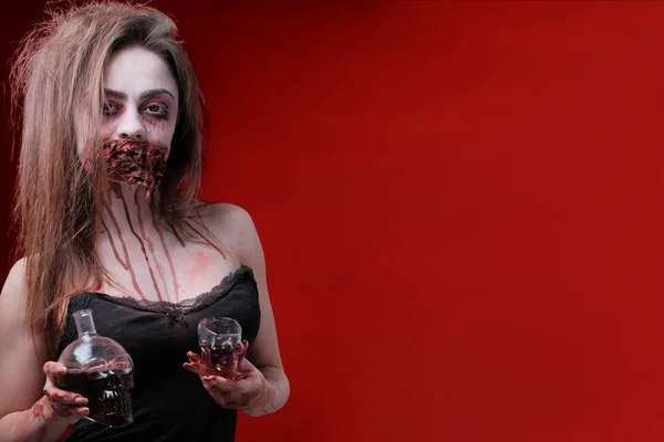 Uma Mulher Com Maquiagem Halloween Está Segurando Uma Garrafa Copo — Fotografia de Stock