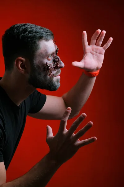 Cadılar Bayramı Tarzı Makyaj Profiliyle Adam Ellerini Kaldırdı Parmaklarını Ayır — Stok fotoğraf