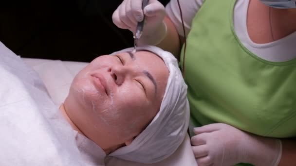 Galvanisk Rengöring Huden Asiatisk Kvinna Tillvägagångssättet Disincrustation Arbetet Kosmetolog Med — Stockvideo