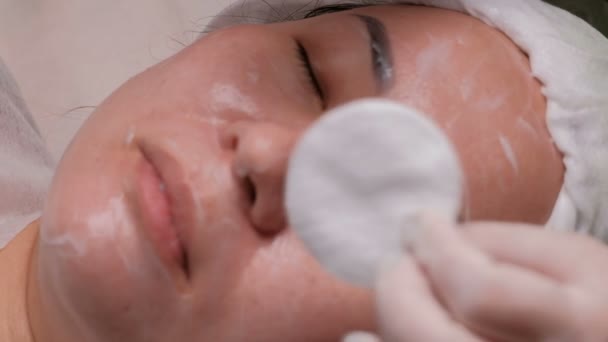 Лицо Женщины Юго Востока Офисе Косметолога Руки Белых Перчатках Закрывают — стоковое видео
