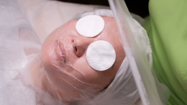 Rukama Kosmetička Nebo Lékař Bílé Rukavice Pokrývají Obličej Orientální Dívka — Stock video
