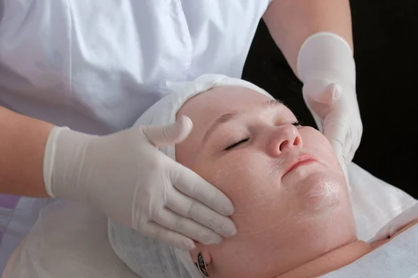 Cosmetological Schoonheid Procedure Close Van Handen Van Een Schoonheidsspecialiste Zeep — Stockfoto