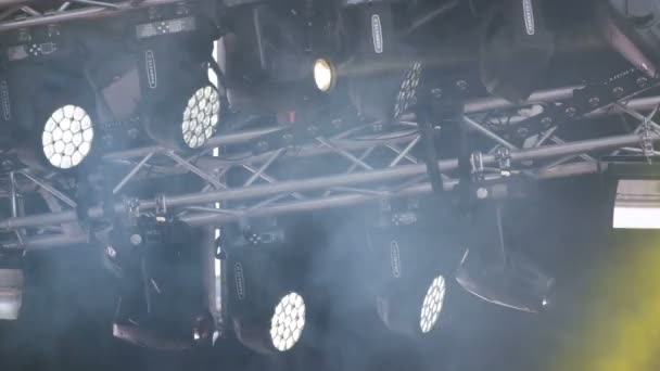コスタナイ カザフスタン 2018 ホークアイ スポット ライトの輝きと移動 照明デザインのコンサートのステージ クローズ アップ 音楽ビデオのパフォーマンスの設計のための間隔 — ストック動画