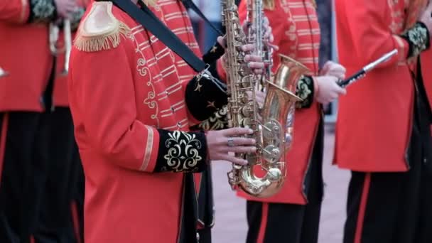 Kostanay Kazakistan 2018 Kırmızı Elbiseler Tanınmaz Erkeklerde Rüzgar Aletleri Çalma — Stok video