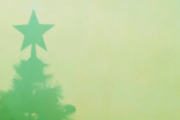 Sombra Árbol Navidad Con Una Estrella Parte Superior Una Pared —  Fotos de Stock