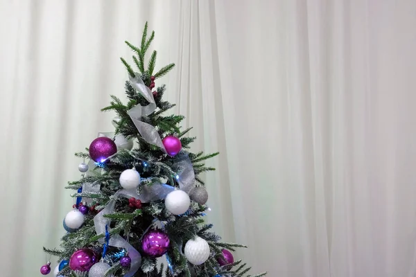 Árbol Navidad Decorado Con Bolas Guirnaldas Sobre Fondo Cortinas Blancas —  Fotos de Stock