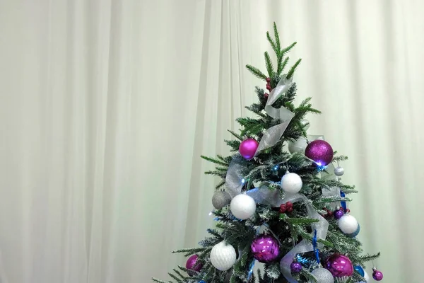 Parte Superior Del Árbol Navidad Colgado Juguetes Contra Telón Fondo —  Fotos de Stock