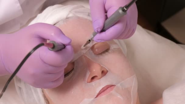 Крупный План Профессиональных Косметологов Касающихся Женского Лба Оборудованием Микротоков Косметология — стоковое видео