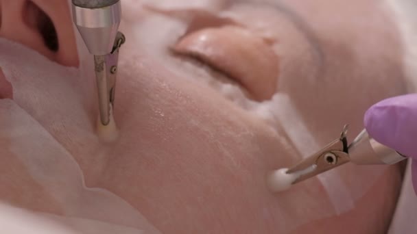 Mulher Recebendo Tratamento Facial Estimulante Com Equipamento Microcorrente Plano Super — Vídeo de Stock