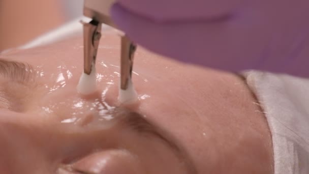 Žena Přijímá Stimulaci Obličeje Léčba Microcurrent Zařízení Detail Elektrod Rukou — Stock video