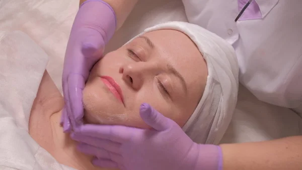 Middelbare Leeftijd Vrouw Procedure Het Midden Van Cosmetologie Close Handen — Stockfoto