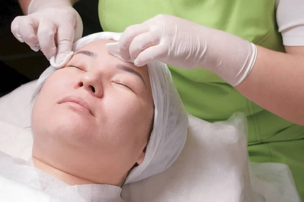 Close Gezicht Van Aziatische Vrouw Verjonging Procedure Een Schoonheidssalon Handen — Stockfoto