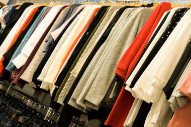 Soyut kadın giyim askıları moda mağaza üzerinde farklı renkteki arka plan. Kavramı alışveriş ve indirimler.