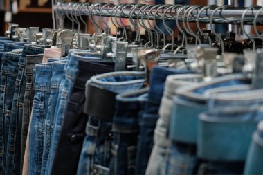 Kot moda metal askıları üzerinde Close-up saklayın. Konsept alışveriş tasarım ve satış için. Unisex Giyim.