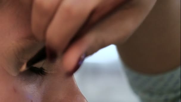 少女の目のクローズ アップ プロのメーキャップ アーティスト ブラシを取り扱い — ストック動画