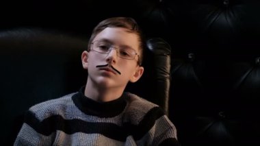 Öyle dalıp gitmişim siyah deri sandalye, gözlük ve ince bıyıklı olan genç bir adam oturuyor. Bir yazar ya da öğrenci gibi zeki biri ciddi bir şey düşünüyor.