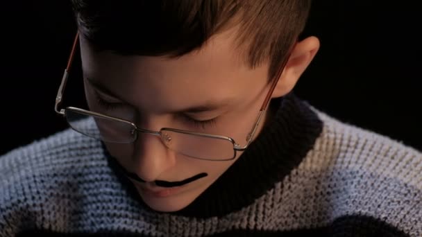 Primo Piano Volto Adolescente Occhiali Con Baffi Incollati Svolge Ruolo — Video Stock