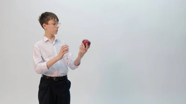 Nastolatek Okularach Zdumienie Patrzy Czerwone Jabłko Zabawny Emocji Obrazie Świetną — Zdjęcie stockowe