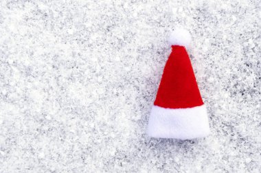 Sembol ve kavramı Noel ve yeni yıl. Uzay kopyalayın. Noel Baba hediye beyaz kar şapkası.