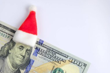 Başkan Franklin Başkanı Noel Baba şapkası. Yılbaşı tatil ve finans kavramı. Bize yüz dolarlık banknot beyaz zemin üzerinde. Kopya alanı.