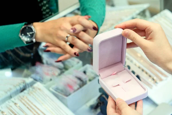 Rapariga Põe Anel Dedo Caixa Jóias Vazia Nas Mãos Femininas — Fotografia de Stock