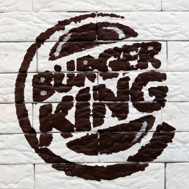 Kostanai, Kazakistan, 11-25-2018, Burger King logosu bir tuğla duvara boyalı. Açılış günü bir restoranda. Popüler hızlı gıda maddesini.