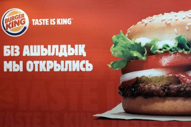Kostanai, Kazakistan, 11-25-2018, reklam tasarımı Restoran Burger King açılışı için. Beyaz harflerle Rus ve kazak dilde çeviri: Biz 'Ve açık. Kırmızı arka plan. Fast food iş.