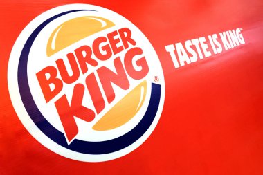 Kostanai, Kazakistan, 11-25-2018, Burger King logosu, kırmızı bir arka plan üzerinde yazıt tat kral olduğunu. Fast food iş. Popüler bir restoran açılış reklam tasarımı.