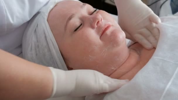 Terápiás Eljárás Tisztítsa Meg Bőrt Szépségszalonban Kezében Egy Profi Kozmetikus — Stock videók