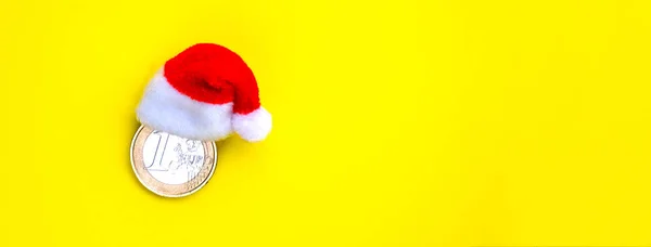 Желтое Знамя Монеты Евро Красной Шляпой Санта Клауса Концепция Оформления — стоковое фото