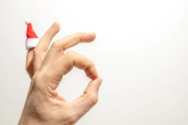 Σύμβολο Εντάξει Αρσενικό Αριστερό Χέρι Χριστουγεννιάτικο Καπέλο Βασίλη Στο Μικρό — Φωτογραφία Αρχείου
