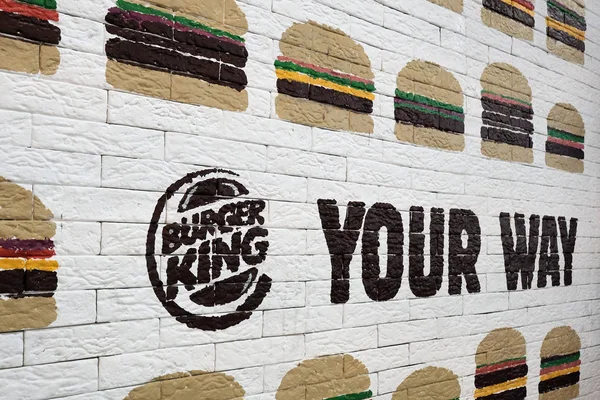 コスタナイ カザフスタン 2018 バーガー キングのロゴと多くのチーズやハンバーガーは レンガの壁に描いた 人気のレストランのオープニングの日 ビジネス アイテム ファーストフード — ストック写真
