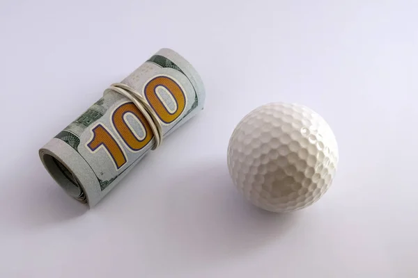Golfbal Naast Een Worp Van Honderd Dollarbiljetten Van Met Een — Stockfoto