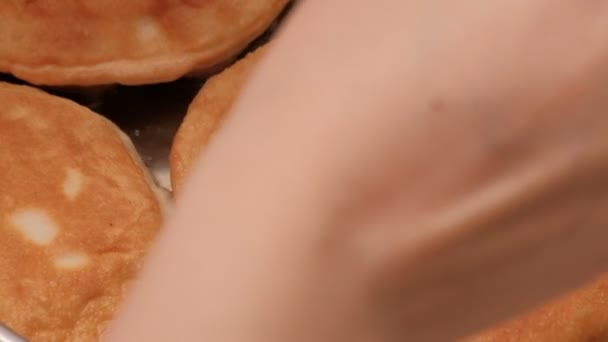 Pasteles, cheburek, con carne frita en aceite de girasol en sartén. Una chica con dos tenedores en las manos quita los pasteles cocidos de una sartén brillante . — Vídeos de Stock