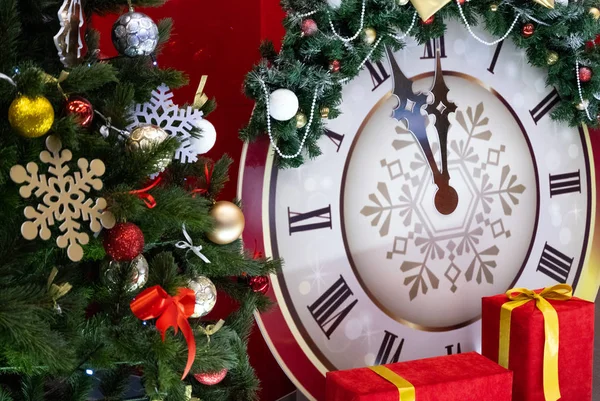 Christmas tree and clock. New Years decor. Design room in a festive style. — Stock Photo, Image