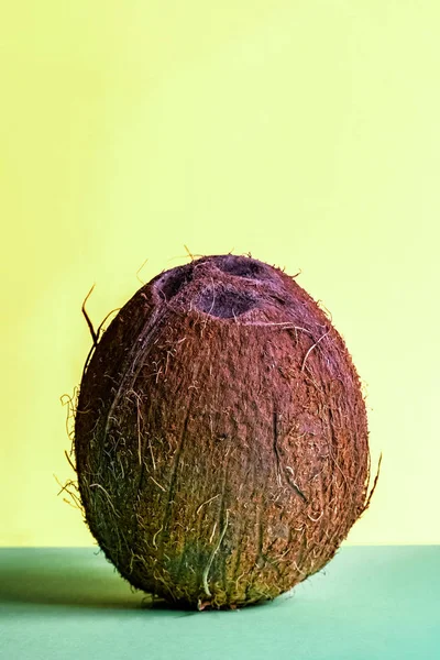 코코넛 녹색과 노란색 파스텔 배경에 똑바로 과일의 이국적인 제품의 디자인을 — 스톡 사진
