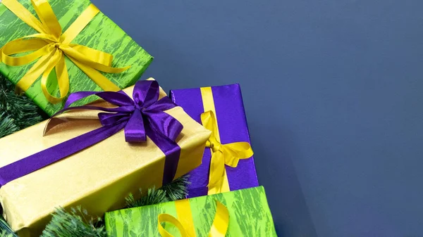 Cajas de regalo multicolores sobre un fondo gris-azul. Copiar espacio. Concepto de año nuevo, Navidad, cumpleaños y otros días festivos . —  Fotos de Stock