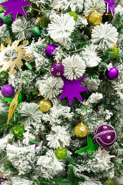 Bolas doradas y lila y estrellas en el árbol de Navidad. Fondo abstracto brillante para el diseño de las vacaciones de Año Nuevo y Navidad . —  Fotos de Stock