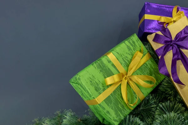 Embalaje Violeta Verde Dorado Cajas Regalo Las Ramas Del Árbol —  Fotos de Stock