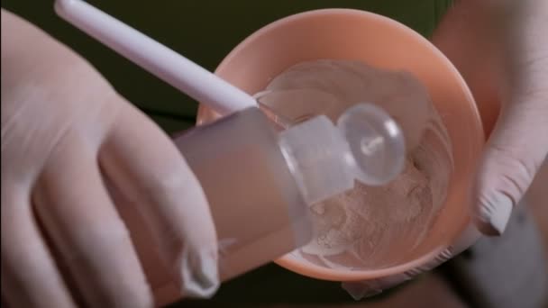 분홍색 미용사 실험실 기술자의 장갑에 액체를 브러시와 솔루션을 — 비디오