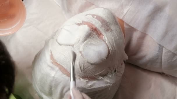 Procedimento Cosmetológico Rejuvenescedor Moderno Mãos Esteticista Cirurgião Plástico Luvas Brancas — Vídeo de Stock