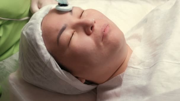现代美容程序 清洁和恢复皮肤的活力 达松维化 硬件美容 一个亚洲外表的女孩在美容院 — 图库视频影像