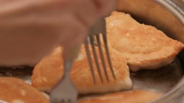 Eller fry pasties peynir, et, soğan yağ büyük pişirme tencere kazanda içine. Ev hanımı chebureks Pan - Gürcü ulusal yemek pişirir.