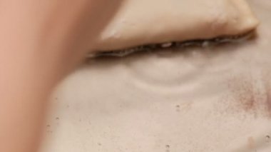 Eller fry pasties peynir, et, soğan yağ büyük pişirme tencere kazanda içine. Cheburek pişirme işlemi. kaybetmek-up.