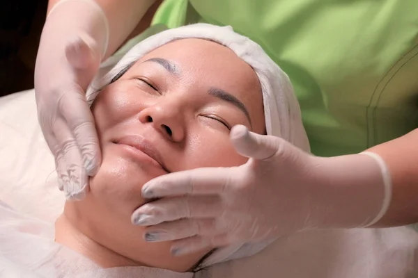 Verjongende Cosmetological Procedure Voor Een Moslimvrouw Gezicht Massage Handen Van — Stockfoto