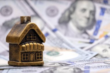Dolar ve ev. Kağıt para banknot zemin üzerine altın Hediyelik eşya yazlık. Finansal yatırımları emlak, mortgage, kredi, rehin kavramı.