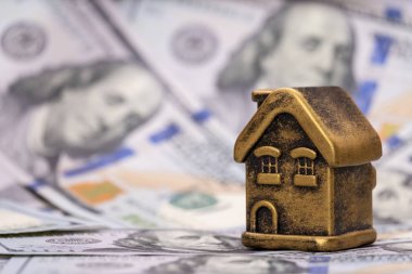 Hatıra altın Ev ve bize dolar. Özel bina ya da kağıt para banknot arka yazlık. Kavram mortgage, kredi, rehin, gayrimenkul finansal yatırımlar.