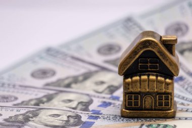 Özel bina ya da arka plan bize yazlık kağıt para. Yüz dolar faturaları oyuncak altın ev. Kavram mortgage, kredi, rehin, gayrimenkul finansal yatırımlar.