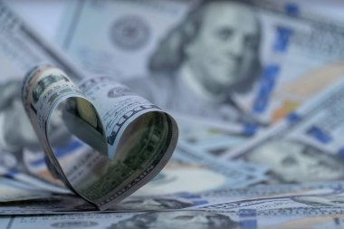 100 dolar faturaları ABD arka plan üzerinde 100 dolar para kalp sevgisi şeklinde.
