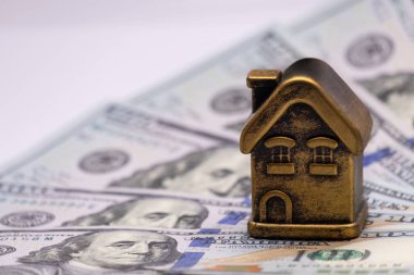 Özel bina ya da kağıt para banknot arka yazlık. Altın Ev ve bize dolar. Kavram mortgage, kredi, rehin, gayrimenkul finansal yatırımlar.